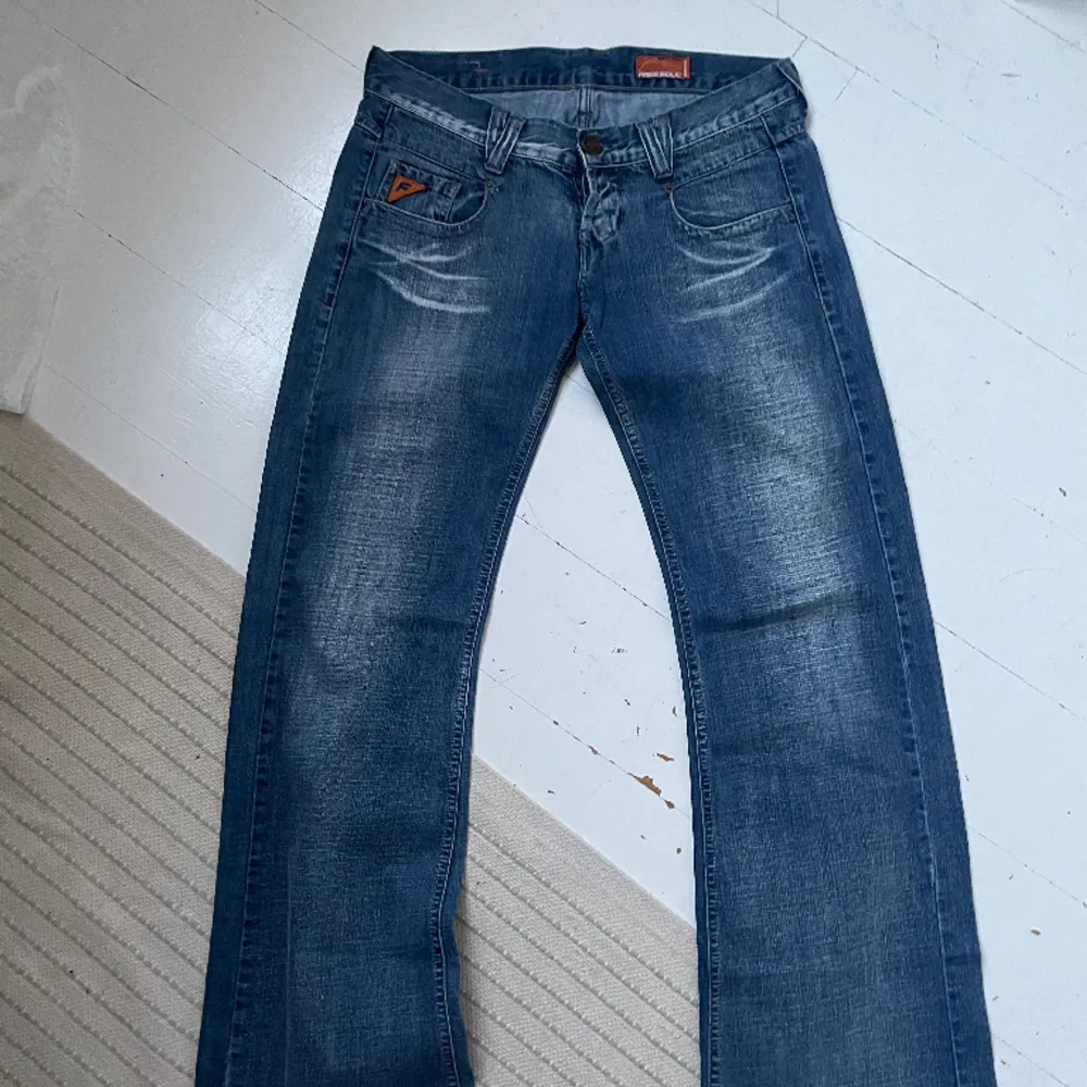 Lågmidjade utsvängda jeans, köpta på plick för 500kr 💕 Mått: Midja: 86cm Innerbenslängd: 84cm Grendjup: 18cm. Jeans & Byxor.