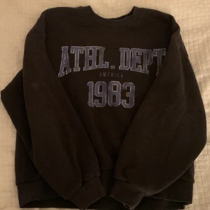 brun Hoodie från  - jättefin brun Hoodie från Gina Tricot har du använt några få gånger skriv för fler frågor och bilder 