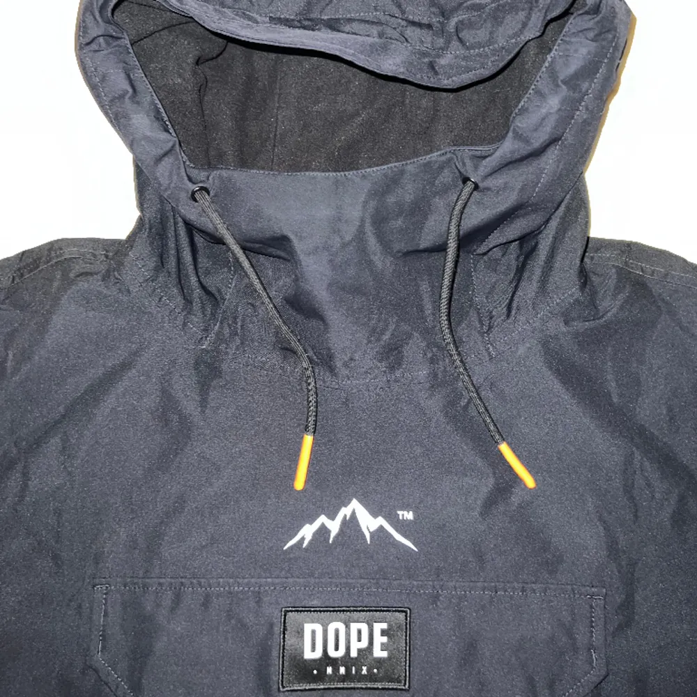 Dope blizzard anorak i färgen svart. Storlek M, använd kanske 3 veckor totalt så spår av användning men fint skick! . Jackor.