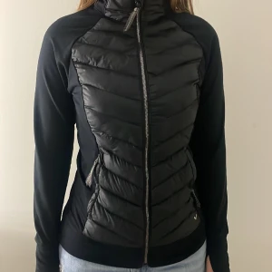 Tränings jacka  - Bekväm jacka i bra skick från Soc,nypris 1000 kr 💗 står inte för frakten  Betala via swish eller Plick 