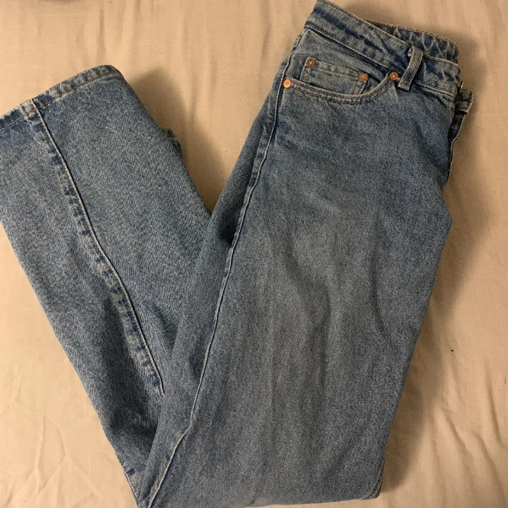 Ett par lågmidjade baggy jeans ifrån Weekday i modellen Arrow. Pm för fler bilder!❣️. Jeans & Byxor.