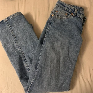 Lågmidjade baggy jeans  - Ett par lågmidjade baggy jeans ifrån Weekday i modellen Arrow. Pm för fler bilder!❣️
