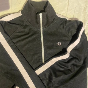 Fred perry kofta - Skön o snygg unisex kofta från fred perry!