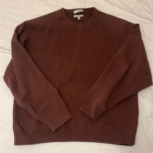 Cos tröja - Brun cos tröja  Relaxed storlek L Använd fåtal gånger inga skador Nypris 1100kr