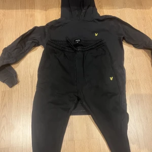 Lyle&Scott tracksuit - Skick 6/10  Pris kan sänkas vid bra affär.  Storlek S men passar även xs. Hoodie har ett litet hål i båda ärmarna. Lätt att sy för den som är kunnig!