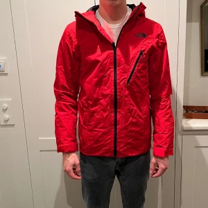 Skidjacka The North Face  - Tjena, säljer min gamla skidjacka från The North Face. Använd 1 vecka för 2 år sedan. Färg röd. Hör gärna av dig vid frågor. 