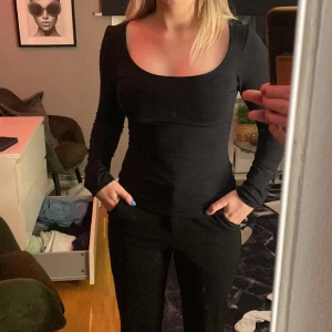 Långärmad svart u-ringad  - Använt ett par gånger