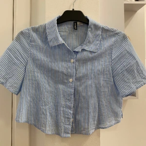 Croptop - Croptop från hm som har använts få gånger. Den är väldigt snygg med jeans 