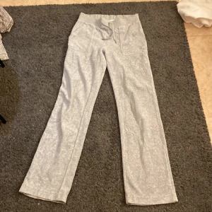 Juciy couture grå -  Jättefina juciy coutoure Byxor som jag köpte för 1000kr men säljer för 500kr andledning till att sälja: använder inte ofta 