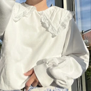 Tröja med spetskrage - Säljer min söta tröja med spetskrage! Tjocktröja med skönt material. 🫶🏼