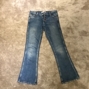 Jeans Zara - Blå jeans storlek 164 cm från Zara, lite utsvängda, använda en säsong men helt okej skick. 