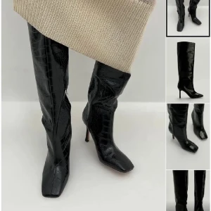 Höga boots med klack - Wide shaft siletto boots från NA-KD i storlek 37. Superfina och tidlös design. Är i totalt nyskick då de aldrig är använda pga fel storlek. Säljer för 400kr
