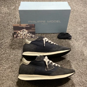 Philippe Model skor - Philippe Model skor. Storlek: 41 sitter oftast 0,5-1 storlek stort. Väldigt fint skick. Nypris på skorna är 4000kr. Tillkommer box, kort till dem samt extra snören. Vid fler frågor/bilder är det bara och höra av sig! 
