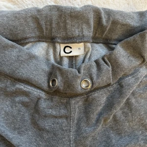 Cubus mjukisbyxor - Säljer dessa populära kostymbyxor från Cubus. Byxorna är i fint skick men snöret är som ni ser på bilden inte kvar. Storlek S❤️🫶🏼