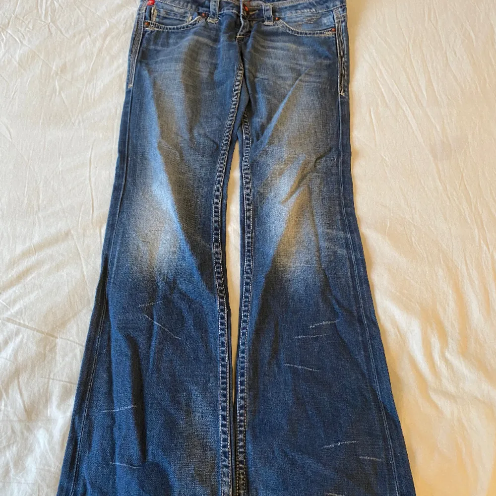Snygga lågmidjade jeans med fina detaljer på knappen och fickorna⭐️midjemått: 40cm rakt över  Innerbenslängd: 83cm. Jeans & Byxor.