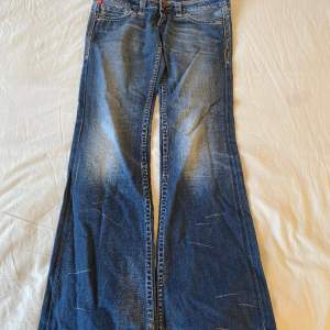 Snygga lågmidjade jeans med fina detaljer på knappen och fickorna⭐️midjemått: 40cm rakt över  Innerbenslängd: 83cm