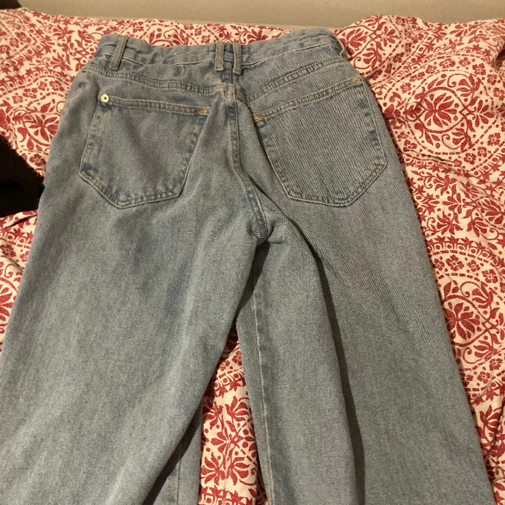 Snygga hög midjade basic jeans, aldrig använda . Jeans & Byxor.