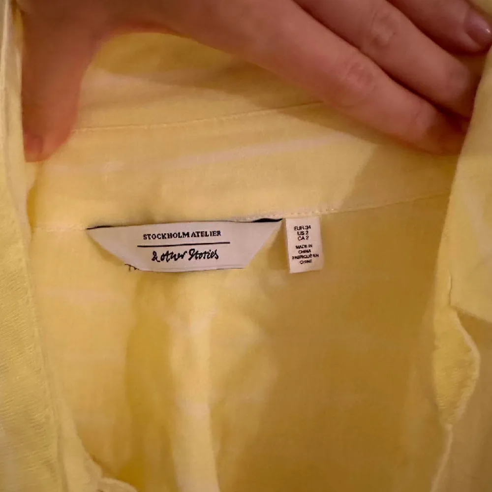Size 34 fits more like a 36. See through Linen shirt, in neon yellow. From Other stories.. Skjortor.