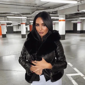 Päls jacka svart - Jag säljer min jacka för att jag har fått en ny likadan jacka. Jackan är i ny skick. Skriv för intresse eller fråga♥️