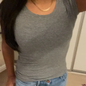 T-shirt - Vanlig grå t shirt som är ribbad. Jätte skön och stretchig med inga defekter. Säljs för den inte kommer till användning längre 