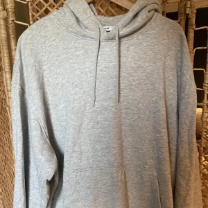 Weekday Hoodie - Grå Weekday Hoodie i storlek medium. Oversized fit