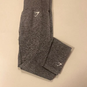 Gymshark träningstights - Säljer få de inte används, litet hål på insidan i höjd med skrevet. Dock inget som syns om du har S eller XS. Säljer även dessa i marinblå