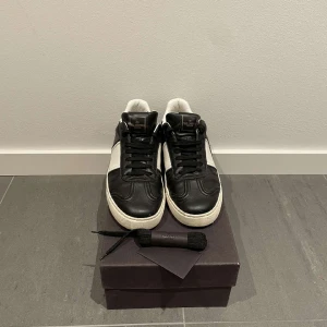 Valentino flycrew - Säljer nu dessa feta valentino flycrews till ett väldigt bra pris! Skorna är varsamt använda och i väligt bra skick. Hör av er vid frågor och funderingar!😁