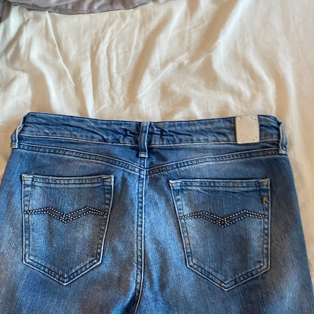 Säljer dessa fina replay jeans då jag inte använder dem . Jeans & Byxor.