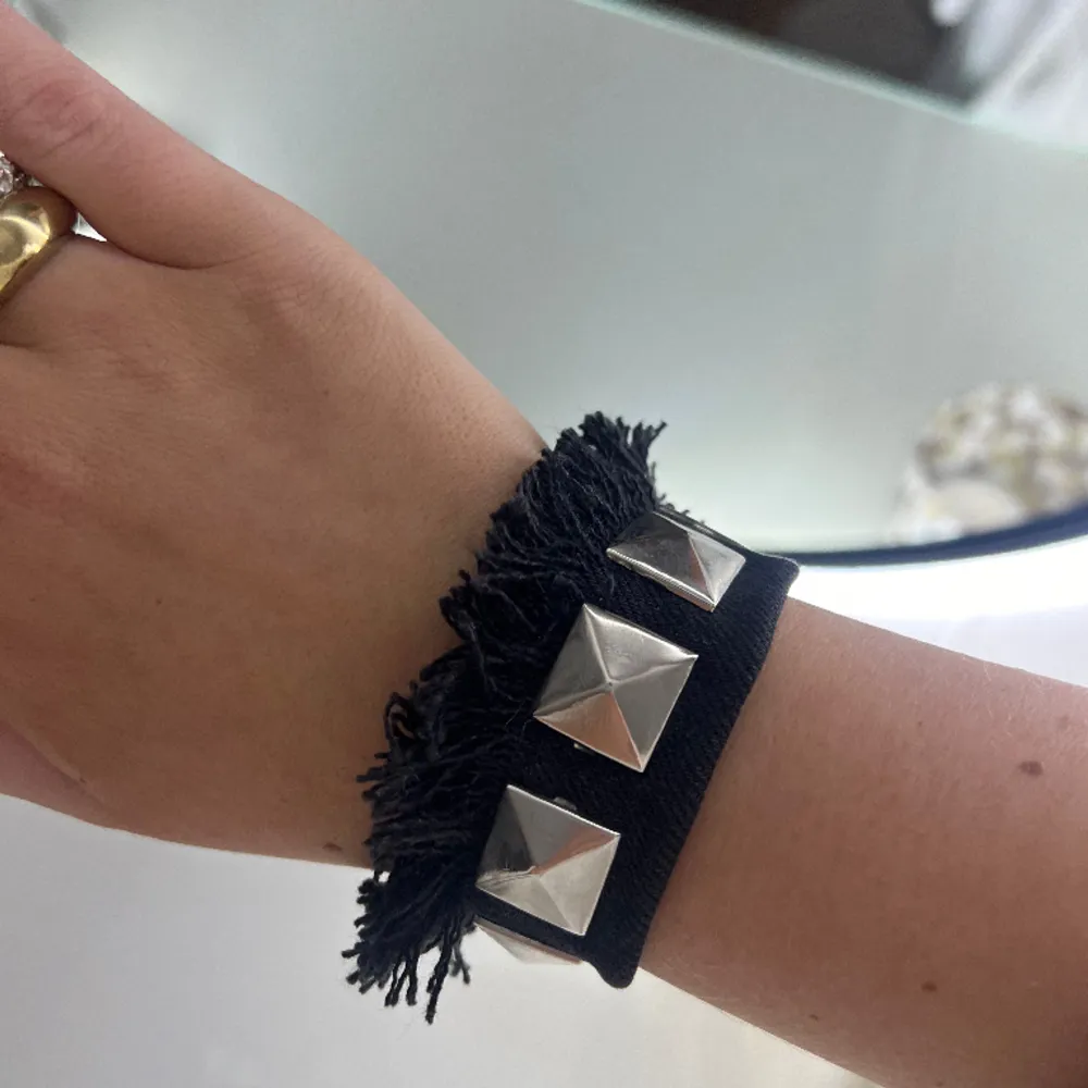 Super snyggt svart jeans armband 🖤😇 köpt från donttossit.. Accessoarer.