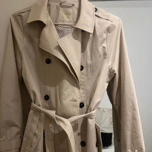 Beige kappa - Beige kappa från zara i storlek 167, passar en xs/s