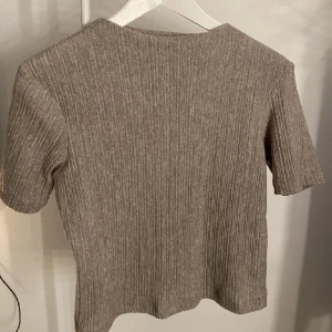 zara tshirt - jätte fin t-shirt från zara, aldrig använd.