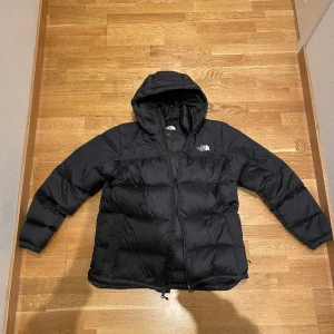 The north face jacka - Modell: Men’s diablo down hooded jacket Skick: nyskick, endast använd ett fåtal gånger