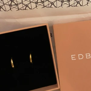 Edblad örhängen! - Säljer dessa simpla hoops från Edblad! OANVÄNDA OCH NICKELFRIA! Rostfritt stål! Passar både till vardags och fest💕så söta! Nypris 300-350😊