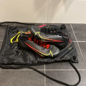 Säljer fotbollsskor  - Säljer dessa fotbollsskor!Jag har haft dem här fotbollsskorna ett litet tag och dem är ganska använda men för bara 450 kr så är det är ett kapp för jag köpte dem för 2800 på unisport.påse och box ingår