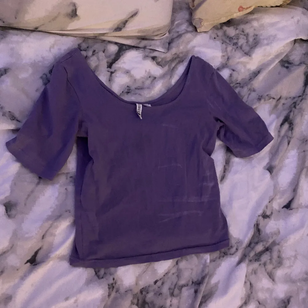 💜jag har haft på mig den 2 gången den är som ny, köpte dem för 79kr💜. T-paidat.