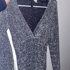 Glittrig klänning - Jättefin glittrig klänning som passar perfekt till nyår eller andra fina tillfällen💕. Stretchigt material och sydd så man får fina former (se sista bilden)
