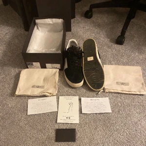 Valentino flycrew - Tja! Säljer dessa otroligt feta flycrews i stl 44,5 ALL OG. Denna modellen säljs inte längre så eftertraktade. En storlek som är väldigt svår att få tag på i just denna modell. Grymt skick, endast 1 nit borta av alla 20. Perfekt sko nu till vintern!❄️⛄️