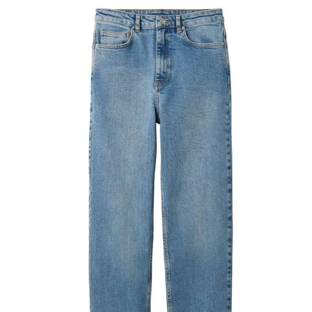 Raka jeans, knappt använda, jättebra skick, köpta för cirka 500kr. . Jeans & Byxor.