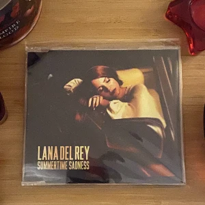 ☆ Lana del rey summertime sadness cd ☆ - ☆ Helt ny och inplastad cd ☆ Frakten kostar 45kr ☆ Samfraktar gärna ☆