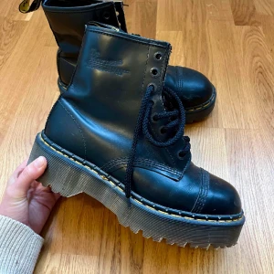 Dr Martens platå - Dr Martens platå i storlek 41. Knappt använda, något repiga framtill men hade nog kunnat fixas med skokräm. 