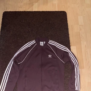 adidas sst - 10/10 skick, M kan passa S, Köpt för 799 på kennedies 