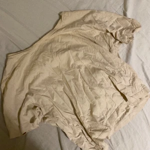 Croppad T-shirt  - Fin Croppad T-shirt från lager 157. Säljer då den aldrig används. Använd fåtal gånger men nyskick. Nypris 50kr. Hör av dig vid frågor!