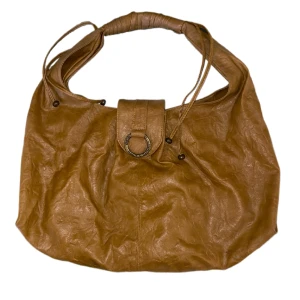 Dolce & Gabbana väska från 00-talet || Y2k, Stockholmstil -  🖤 En Dolce & Gabbana väska från 00-talet. Köpt av min mamma på 00-talet så vet ej om den är riktig! Otrolig fin och väldigt stor så man får plats med mycket saker 🐈‍⬛ Klicka på ”köp nu” för att köpa! 