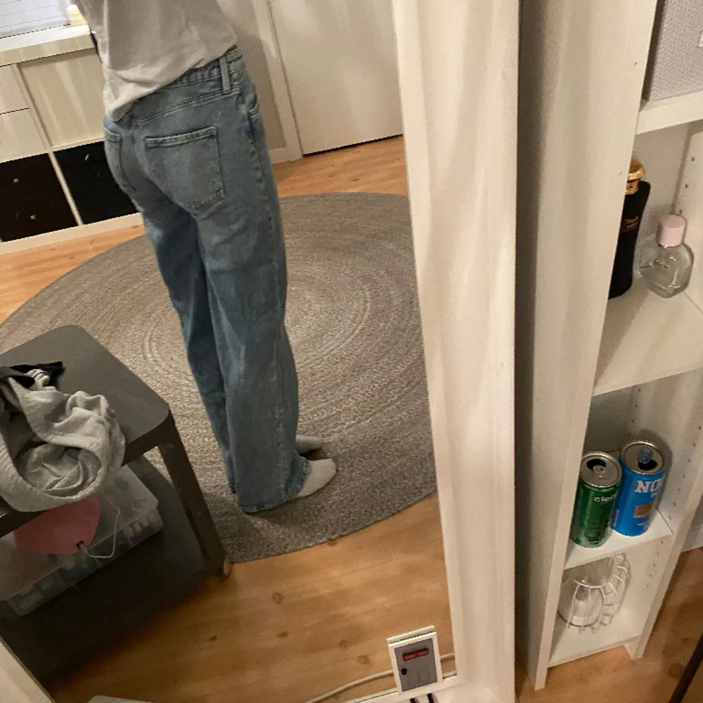 Blåa jeans från H&M i storlek 158. De var highwaist men det är omsydda till midwaist (det är nogrant sytt så det går inte lätt upp). Jeans & Byxor.