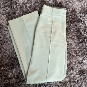 Madlady - Högmidjade Kostymbyxor Utan Fickor - Hazel Light Green - Fina madlady kostymbyxor i bra skick, endast använda fåtal gånger💚(lite noppriga) Stl 36, längd 30