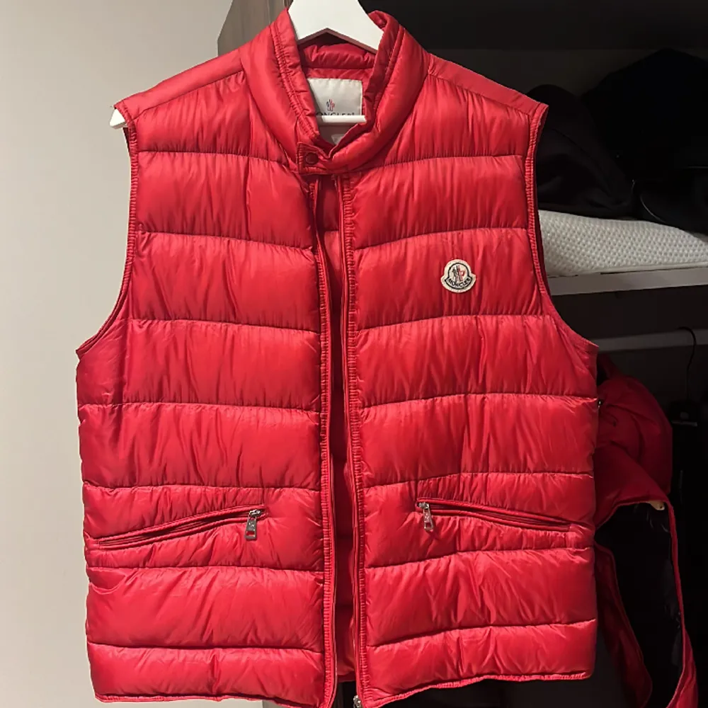 Tjo säljer nu min röda moncler väst gui som har ny pris på 8000kr. Använd men inga fel på västen. Storlek 5 M/L. Säljer för jag har annan väst jag andvönder. Taggarna finns där. 3000 kr. Jackor.