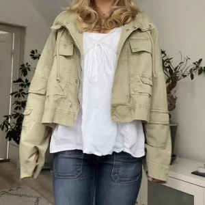 Jeans jacka - Säljer nu min fina gröna zara jacka i jeans material, har använt denna jacka några få gånger💕