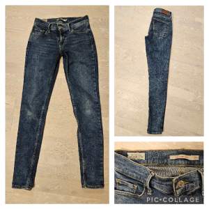 Deminblå Levis 710 superskinny, 26×30 Fint skick.  Mörkblå Levis 710 superskinny, 25×30: 250 kr  Båda i fint skick!