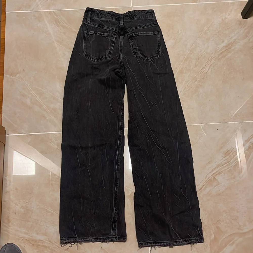 Svarta baggy jeans, inga synliga skador. Jeans & Byxor.