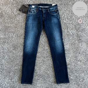 Tjena! Säljer nu mina snygga Jeans ifrån Replay. Modellen är Anbass! Skicket på jeansen är 10/10, helt nya med tags! Jeansen är i storlek W30 L34. Vid fler frågor/bilder är det bara och höra av sig! 